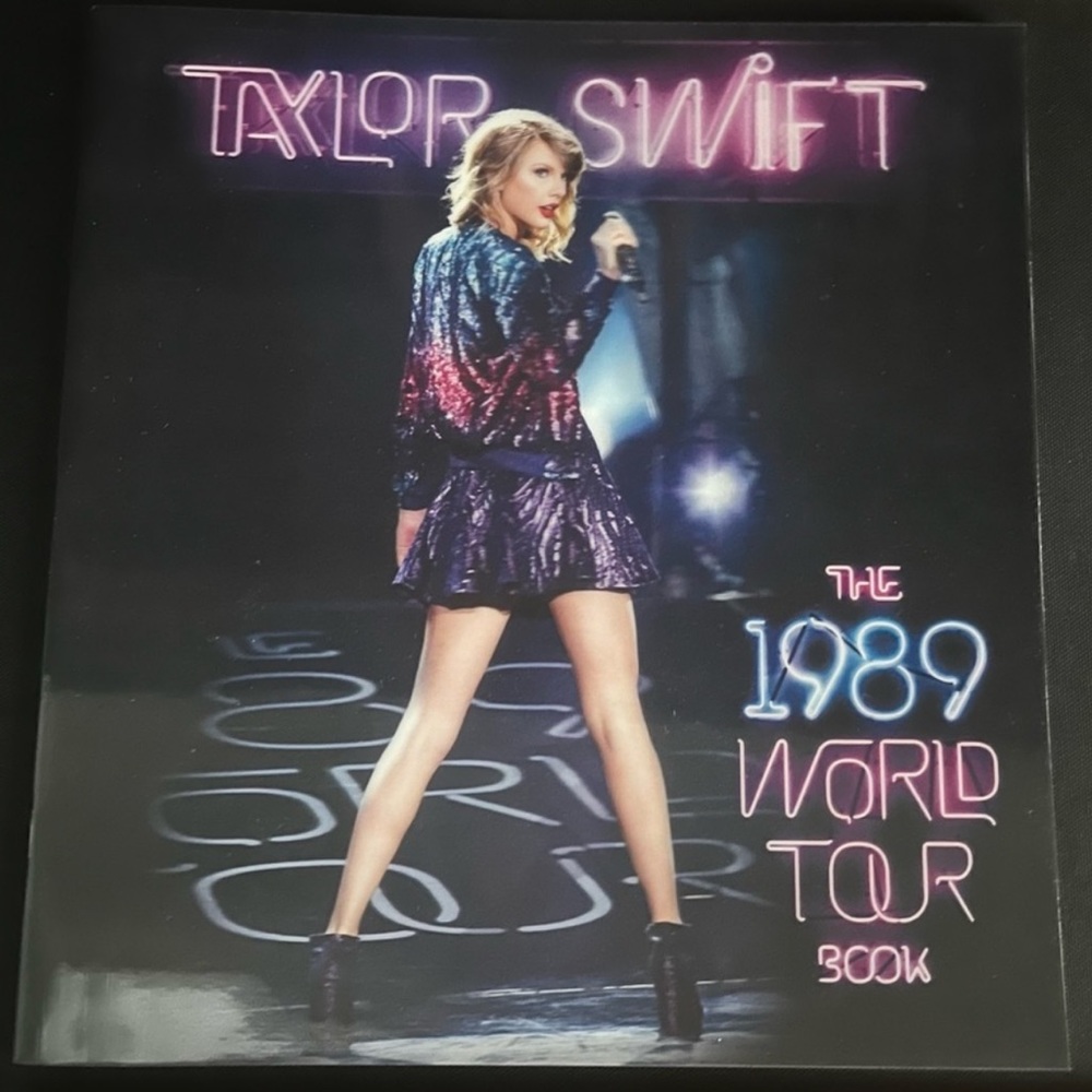 Taylor Swift 1989 World Tour Book Holographic Cover Commemorative Program